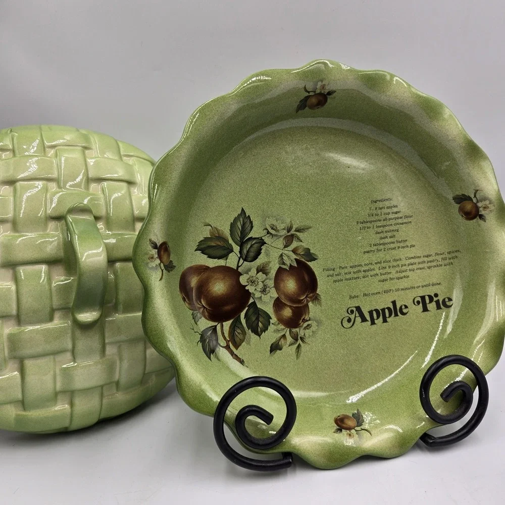 VTG 1976 Bell Ceramics Covered Apple Pie Recipe Dish with Lattice Lid Green